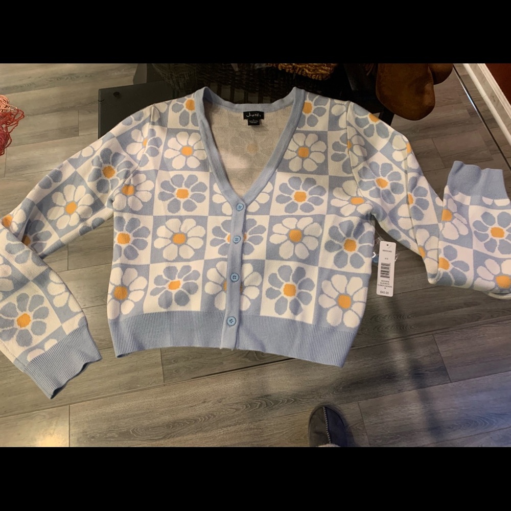 Justify cropped flower sweater. New with tag. Size medium.